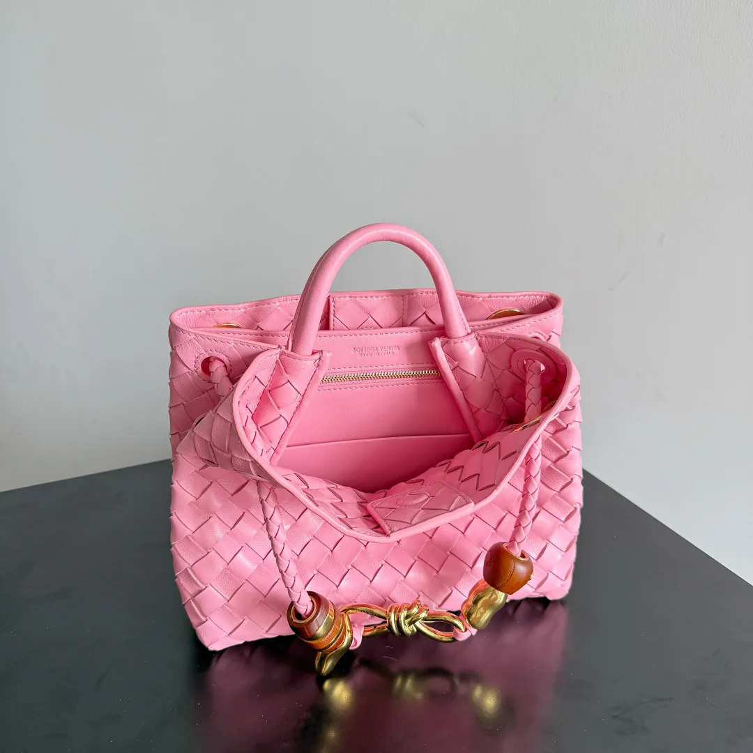 The new Andiamo batch of 3060 BV is shipped‼ ️The classic intercciato weaving process is used to create a soft bag, the metal knot is made of micro-cast aluminum using jewelry technology🪢, and the decorative beads are made of metal and hand-polished oak, allowing you to jump repeatedly between elegance and fun💃, making it unpredictable. Classic and versatile, it shows off your temperament, and the bag has a large capacity, making it very convenient for daily commuting! It has a variety of carrying methods, the shoulder straps can be adjusted by yourself, the original lambskin feels soft and delicate, and the unisex style breaks gender boundaries and brings a more practical and long-lasting use experience. The Andiamo, which has both elegant and casual styles, perfectly interprets the "fashionable old money style". Style No.: 743568+Wood Hardware Color: Ribbon Pink Size: 25*22*10.5cm